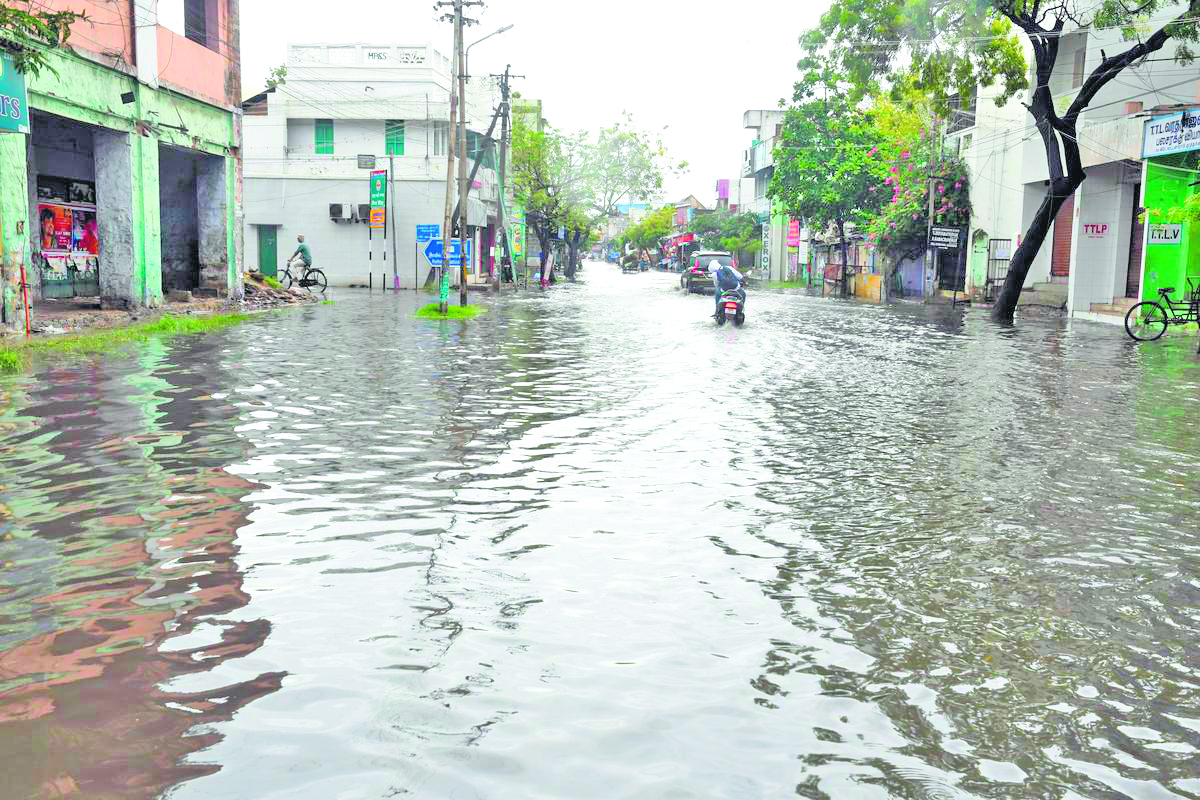 Heavy rains and floods devastate southern Tamil Nadu, crippling daily life