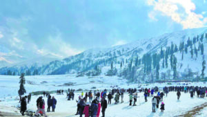 Tourists flock to Kashmir for festive season, Gulmarg sold out