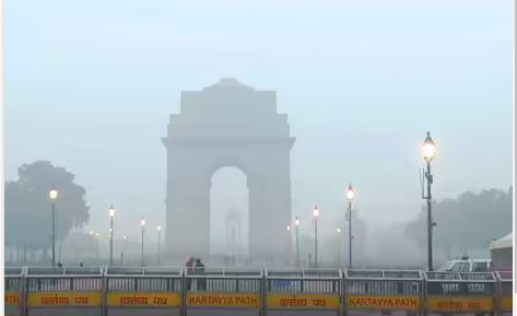 Delhi: Overall AQI remains in the “Very Poor” range, and India Gate is obscured by thick fog
