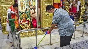 Fadnavis cleans Mumbadevi temple premises ahead of Pran Pratishtha event in Ayodhya