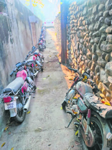 Chandigarh Administration fails to enforce vehicle scrap policy, 20 years OLD VEHICLES PARKED in the parking lot