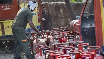 Kitchen gas cylinder now at Rs 450 for BPL and Ujjwala scheme beneficiaries