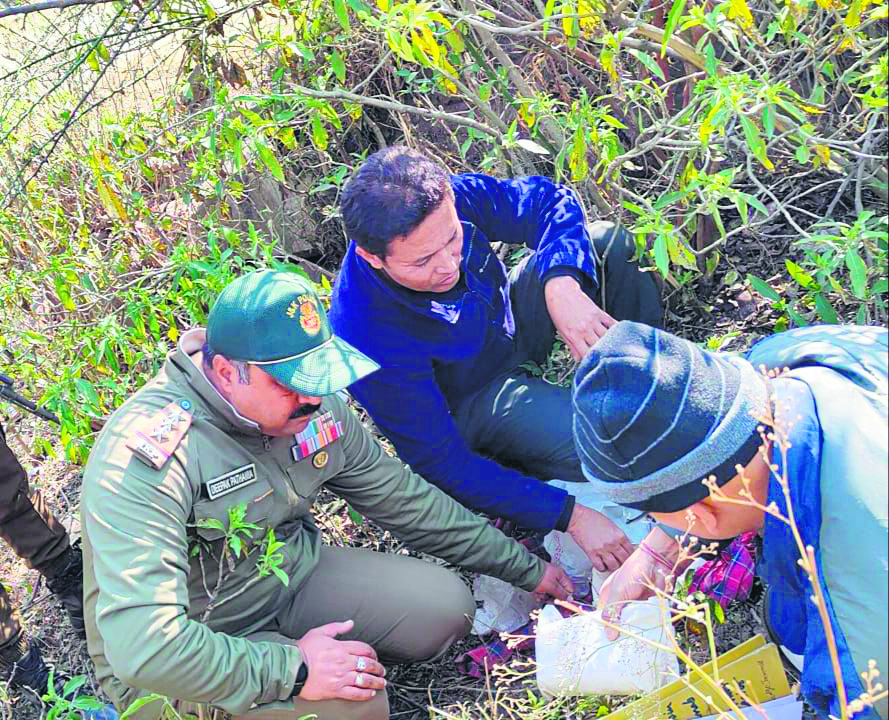 Indian Army foils narcotics smuggling attempt, recovers 2.5 kg suspected heroin in Poonch