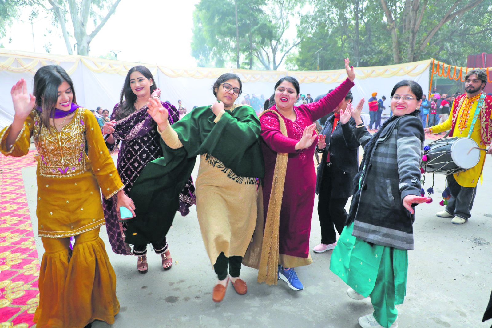 Municipal Corporation Chandigarh celebrates Lohri, honors outstanding employees