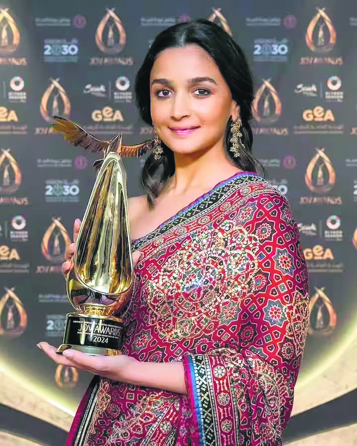 Alia Bhatt Sizzles In Ajrakh Saree At Special Award Function Thedailyguardian 