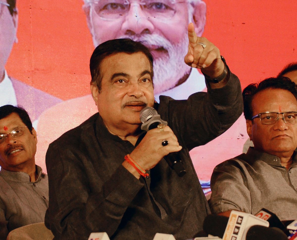 Gadkari urges Maharashtra govt to increase funding for research students