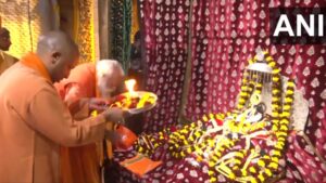 Uttar Pradesh CM Yogi Adityanath Prays at Ayodhya’s Hanumangarhi Temple Ahead of Ram Lalla’s Pran Pratishtha Ceremony