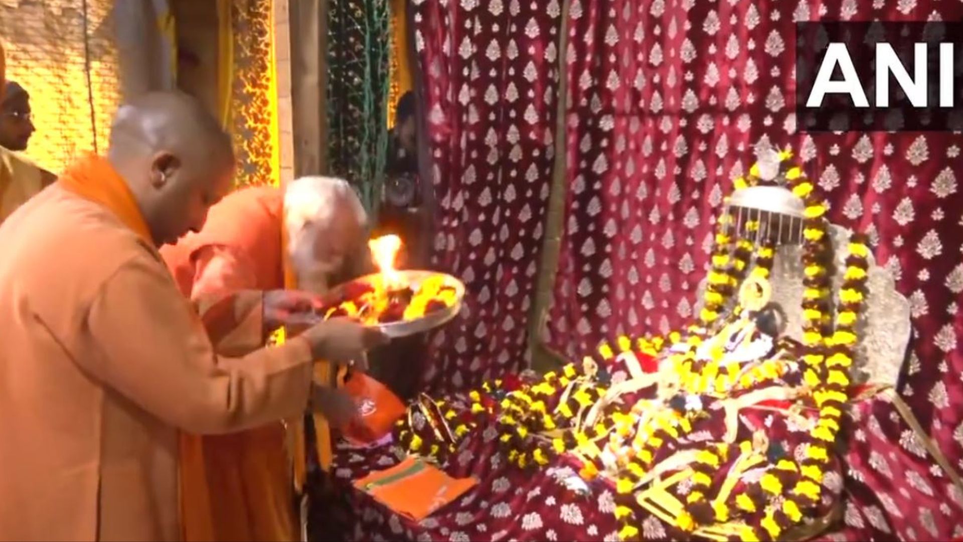 Uttar Pradesh CM Yogi Adityanath Prays at Ayodhya’s Hanumangarhi Temple Ahead of Ram Lalla’s Pran Pratishtha Ceremony