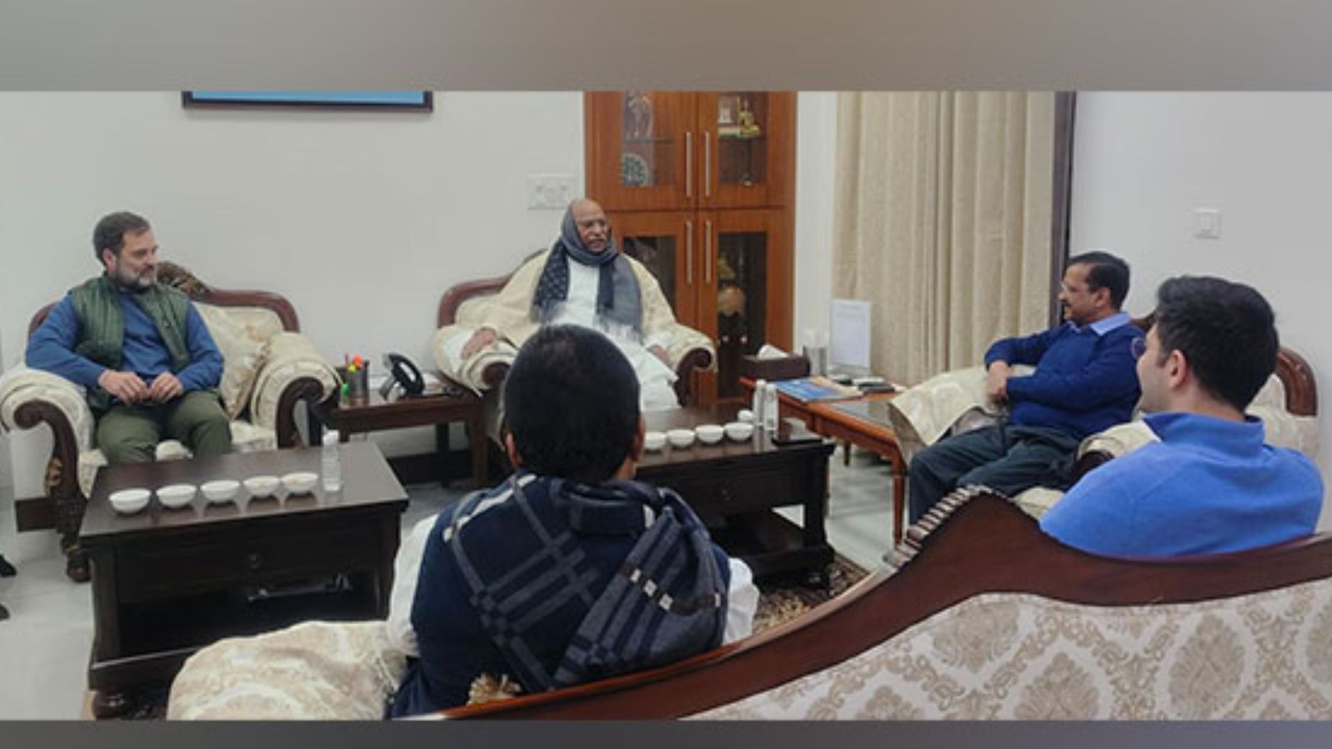 Congress President Mallikarjun Kharge Holds Crucial Meeting with AAP Chief Arvind Kejriwal in Delhi