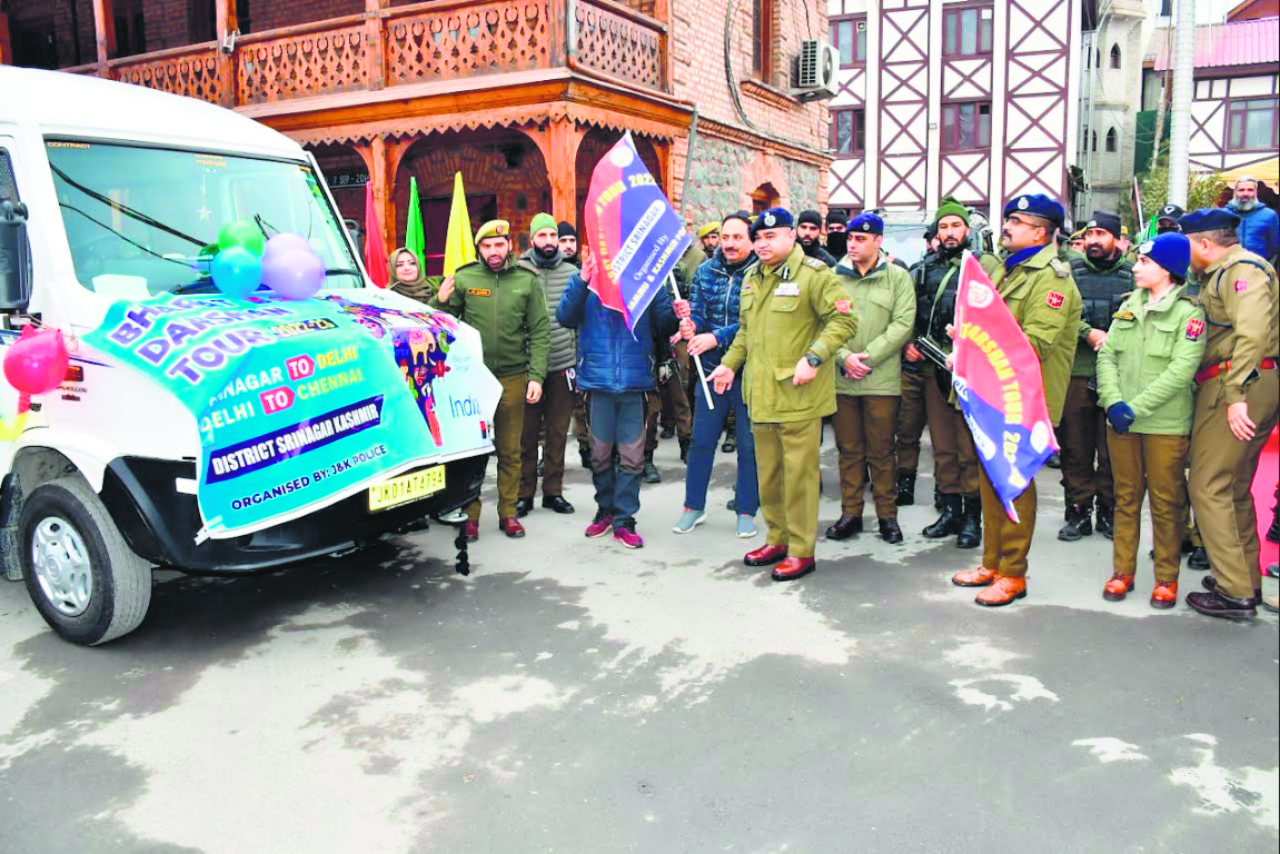 IGP Kashmir flags off first batch of students for Bharat Darshan tour