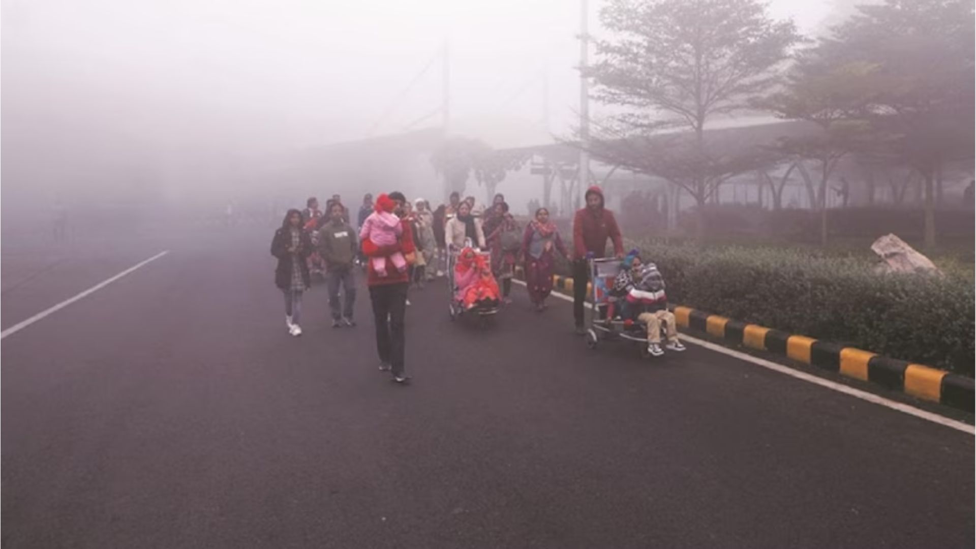 Delhi: City wakes up to chilly New Year’s morning; several trains delayed, IMD issues fog alert