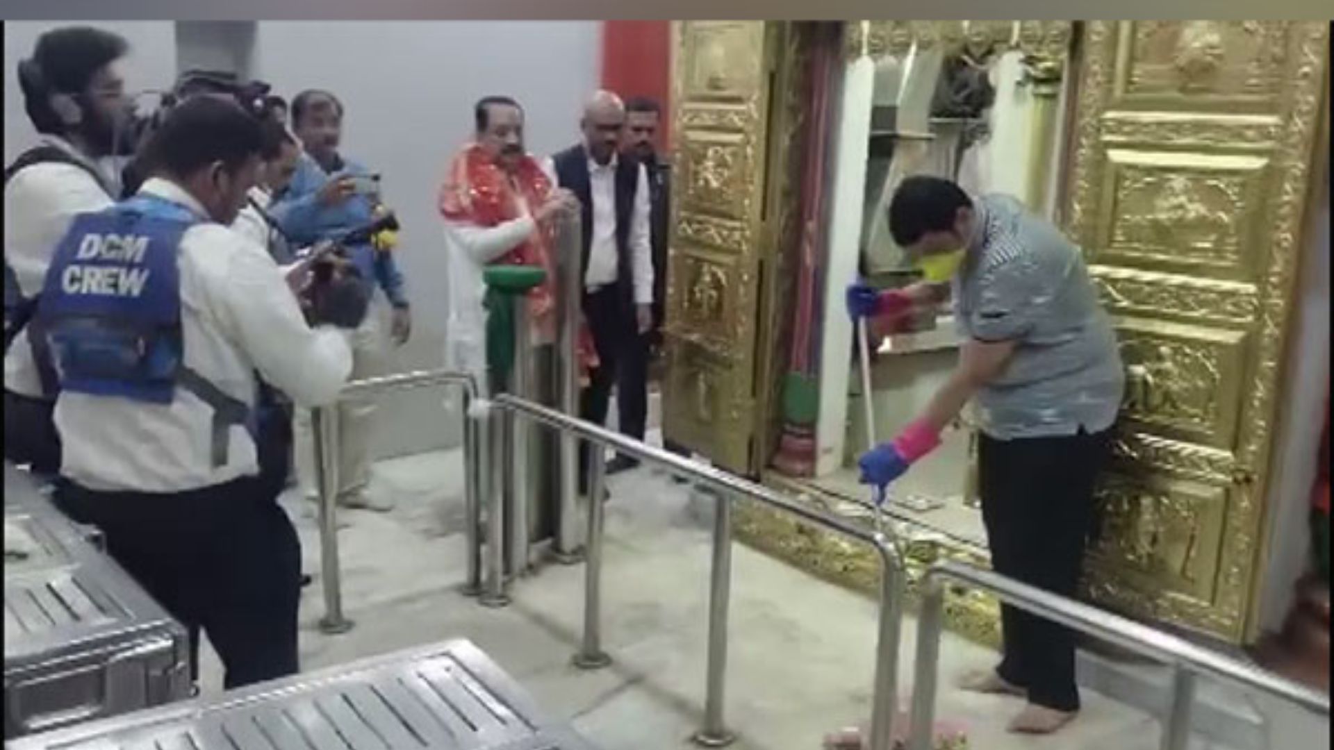 Deputy CM Devendra Fadnavis cleans Mumbai’s Mumbadevi temple premises ahead of Pran Pratishtha event in Ayodhya
