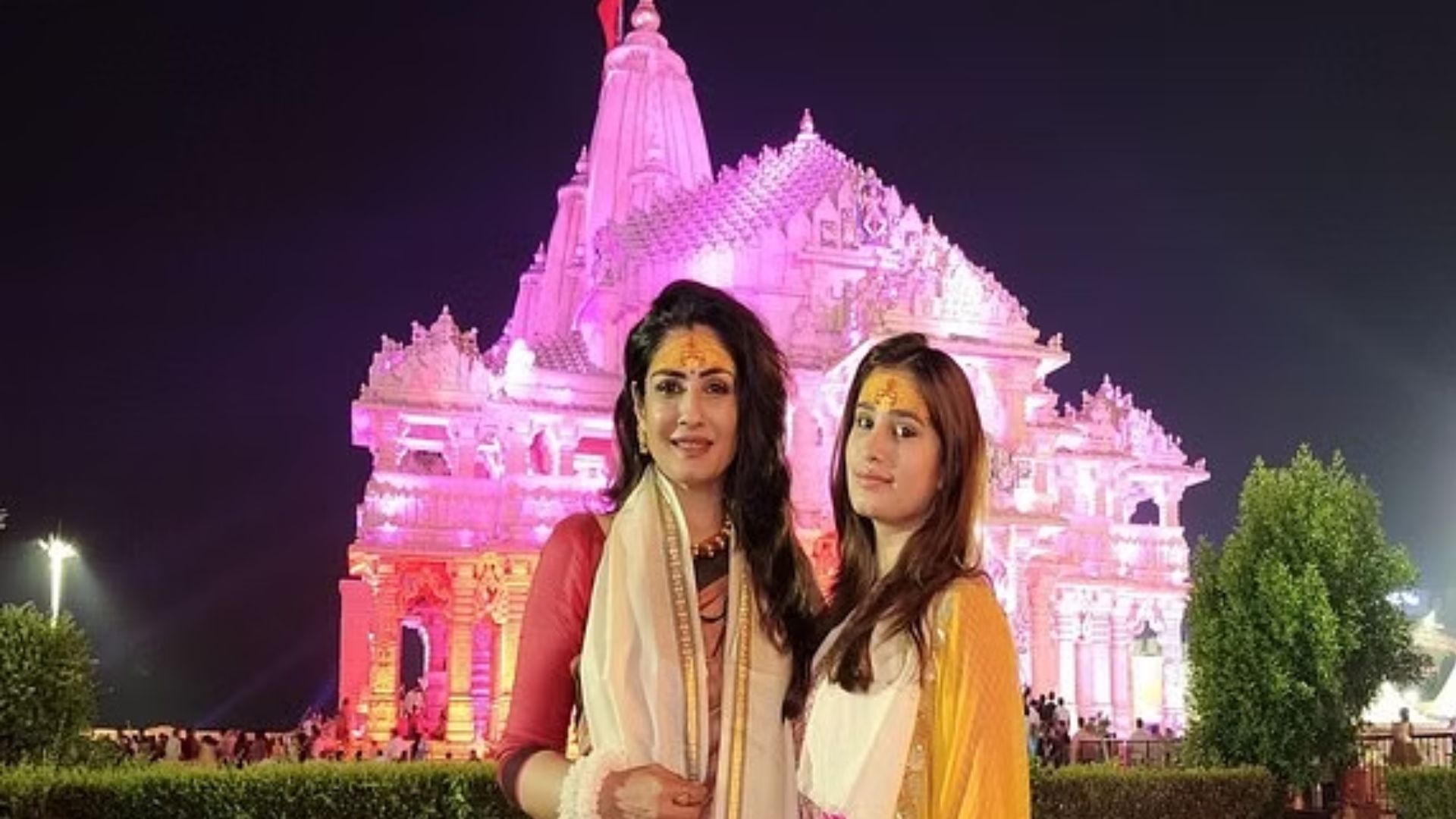 Raveena Tandon offers prayers at Somnath Temple along with her daughter Rasha Thadani