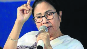 Mamata Banerjee gets hurt in the forehead while traveling to Kolkata