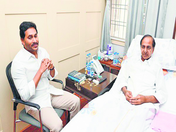 CM Jagan Mohan Reddy meets former Telangana CM KCR