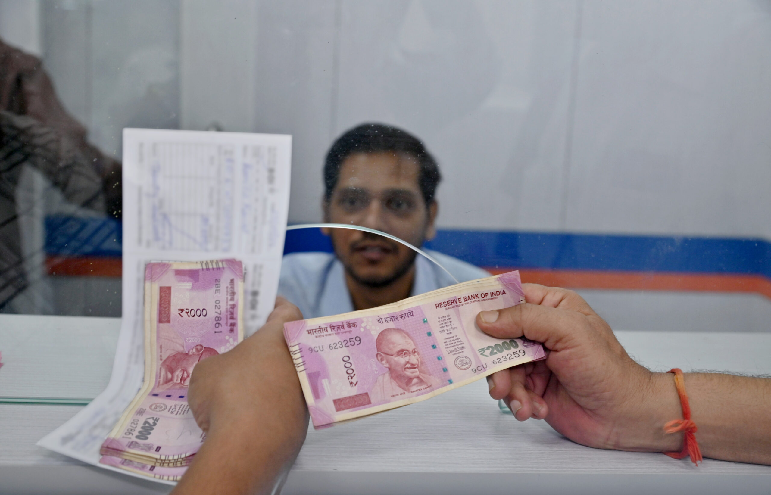 Rs 2,000 notes withdrawal: CiC growth falls to 3.7 per cent in Feb