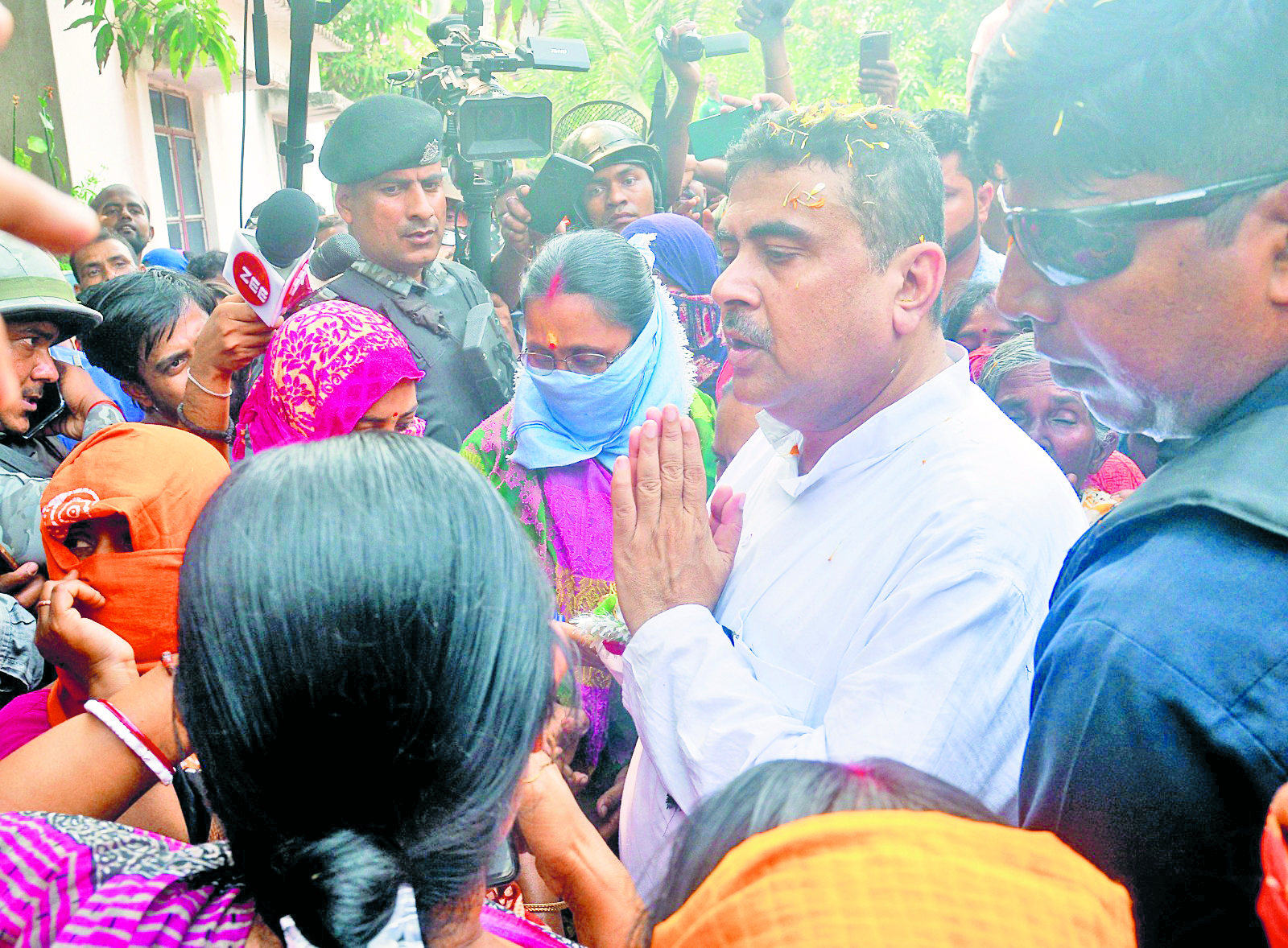 Calcutta HC lets Suvendu visit Sandeshkhali, women extend a rapturous welcome