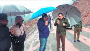 Inclement weather paralyzes J&K: Srinagar-Jammu highway closed