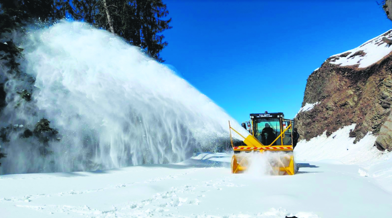 BRO’s Project Sampark clears snow, ensures safe passage in Doda & Kishtwar