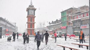 Heavy snowfall blankets Kashmir, all flights cancelled in Srinagar