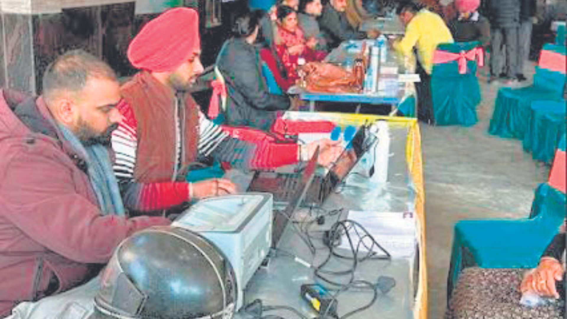 Under the guidance of General Manager Dushyant Kumar at Ordnance Factory Chandigarh, a scientific poster competition at the city level was organized with great enthusiasm and energy. The event took place under the auspices of the City Official Language Implementation Committee, Chandigarh-2, on Thursday.  Participants from various offices of the City Official Language Implementation Committee, Chandigarh-2, enthusiastically registered for the competition. The jury for the competition included Rajendra Kapoor from the Surveyor of India Department, Chief Cartographer Northern Region, and Hindi Officer (NRAKS-2), along with Rajeev Kumar Sharma, Junior Executive Manager (SG) of the Factory, who actively participated in the judging process. During the event, the General Manager addressed esteemed guests from reputed institutions, emphasizing that organizing such competitions in offices promotes a scientific approach. He highlighted the significance of the present era being focused on science and technology, with the research, inventions, and discoveries in the country reflecting the growing self-reliance of contemporary India. Dr. Namita Singh, in-charge of the official language, extended a warm welcome and gratitude to all the guests, stating, “We have achieved something special in science, yet there is much more to accomplish.  ” The participants showcased their talents by presenting diverse topics such as Hydropower