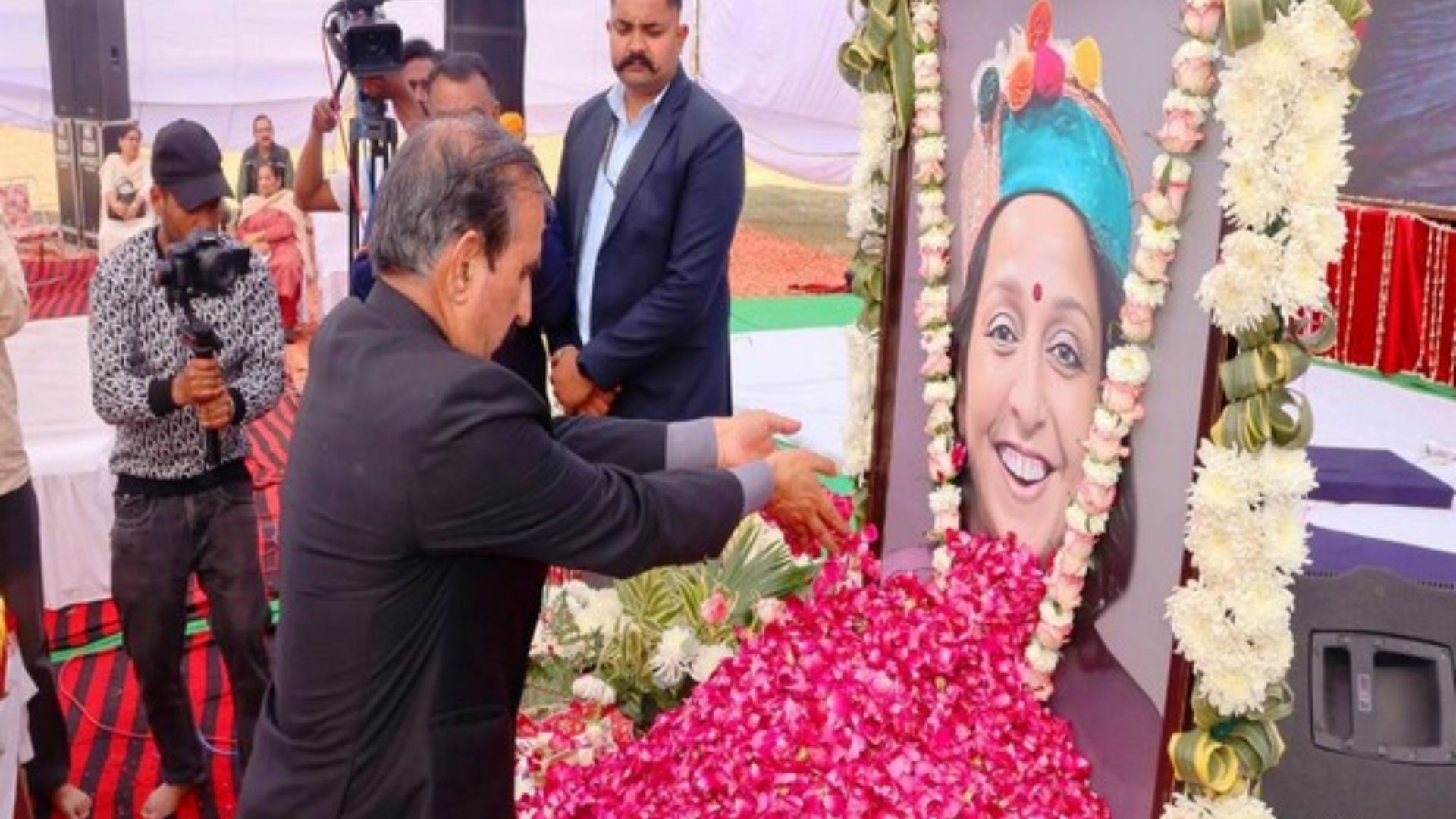 Himachal Pradesh CM Sukhu pays floral tribute to Professor Simmi Agnihotri