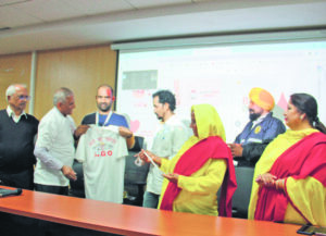 Chairperson of Vishvas Foundation launches uniform of Haare Ka Sahara NGO