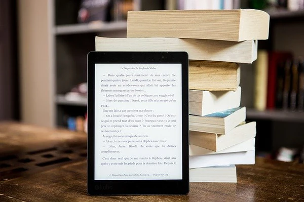 BOOKS  Vs KINDLE: PROS AND CONS