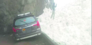 Avalanche hits Sonamarg area in Ganderbal, blocking Srinagar-Leh highway