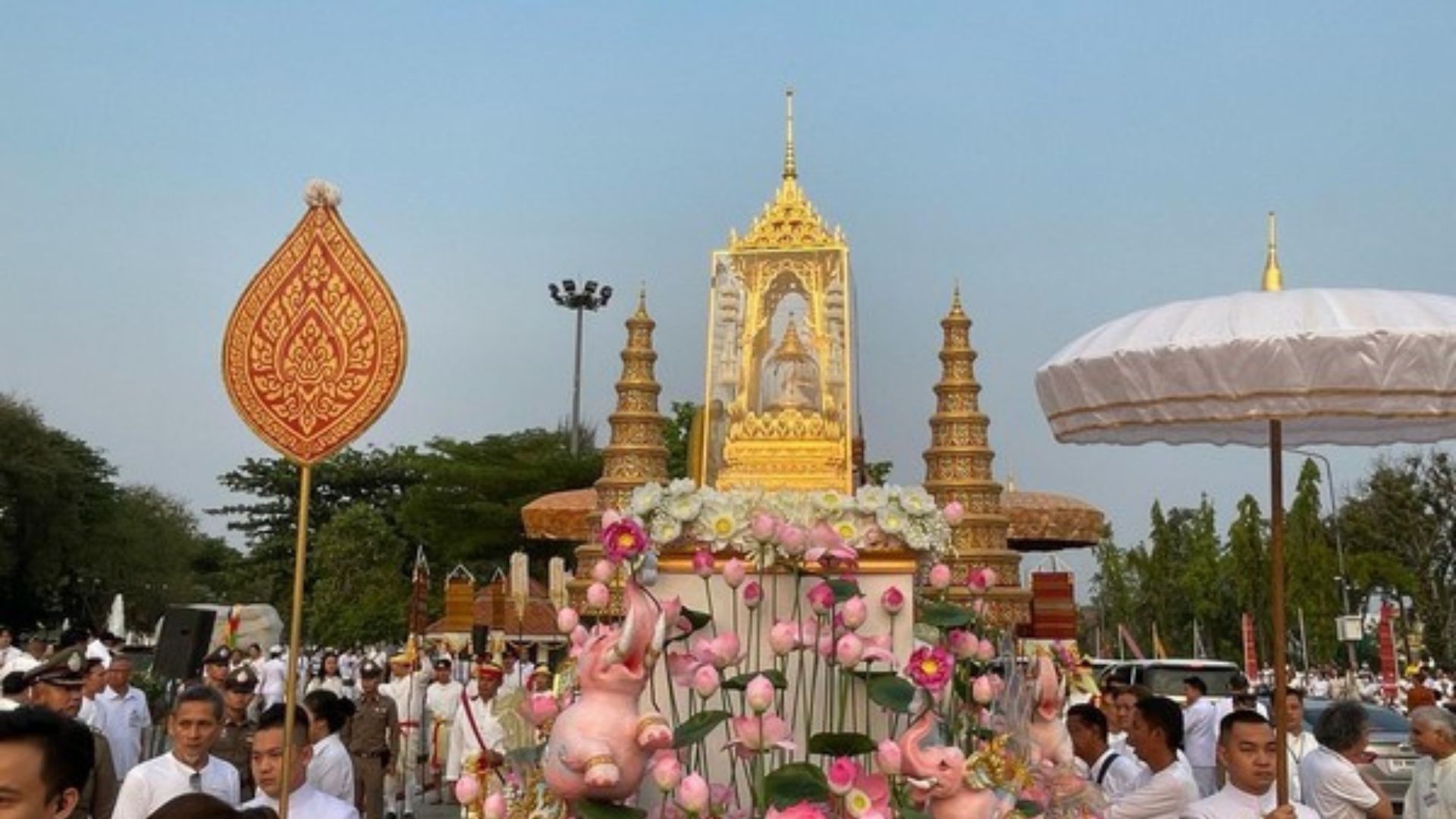 Thousands Pay Respects To Lord Buddha's Relics in Ubon Ratchathani