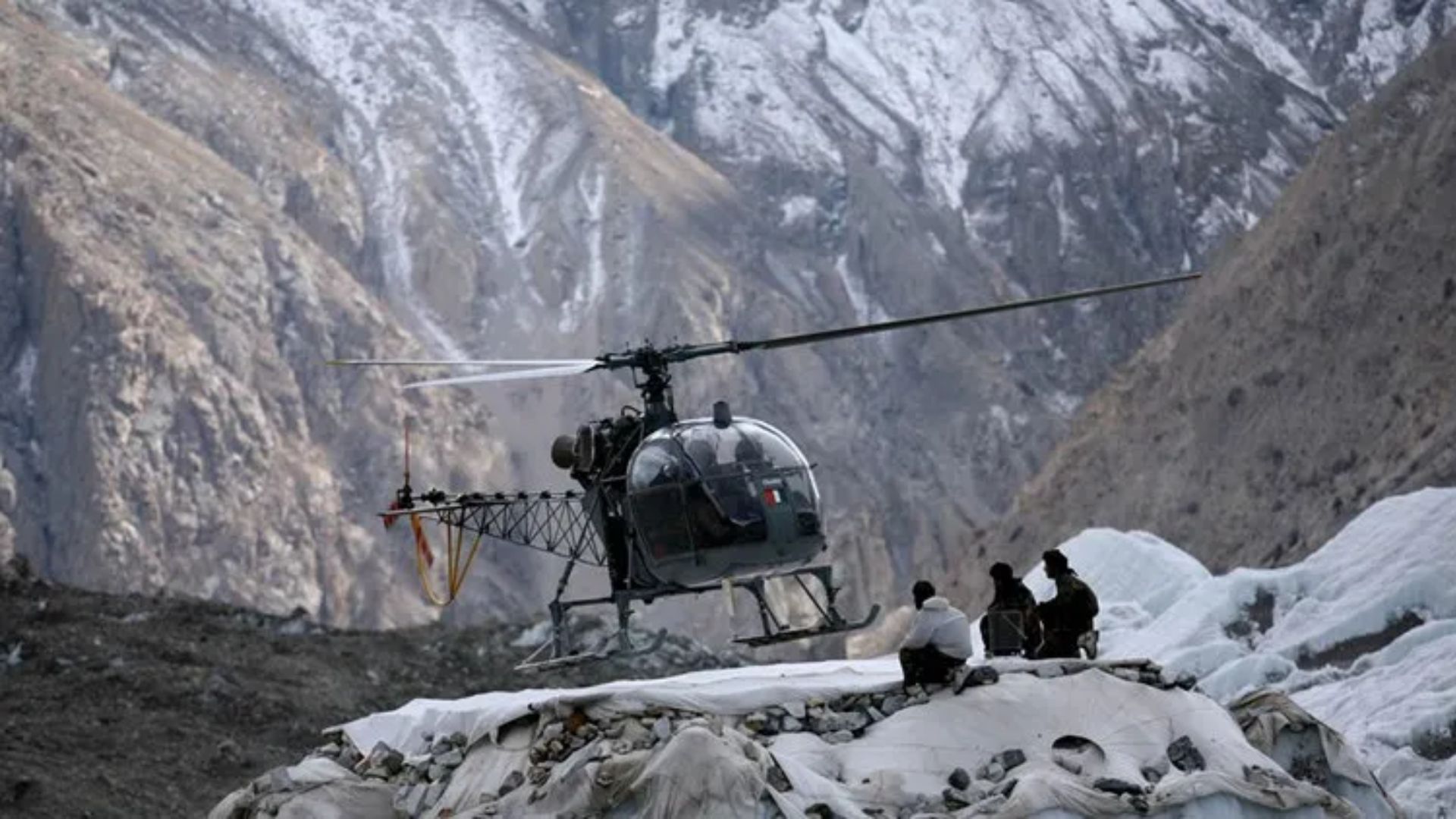 Indian Army Cheetah Helicopter Makes Emergency Landing in Devak Village, Jammu and Kashmir