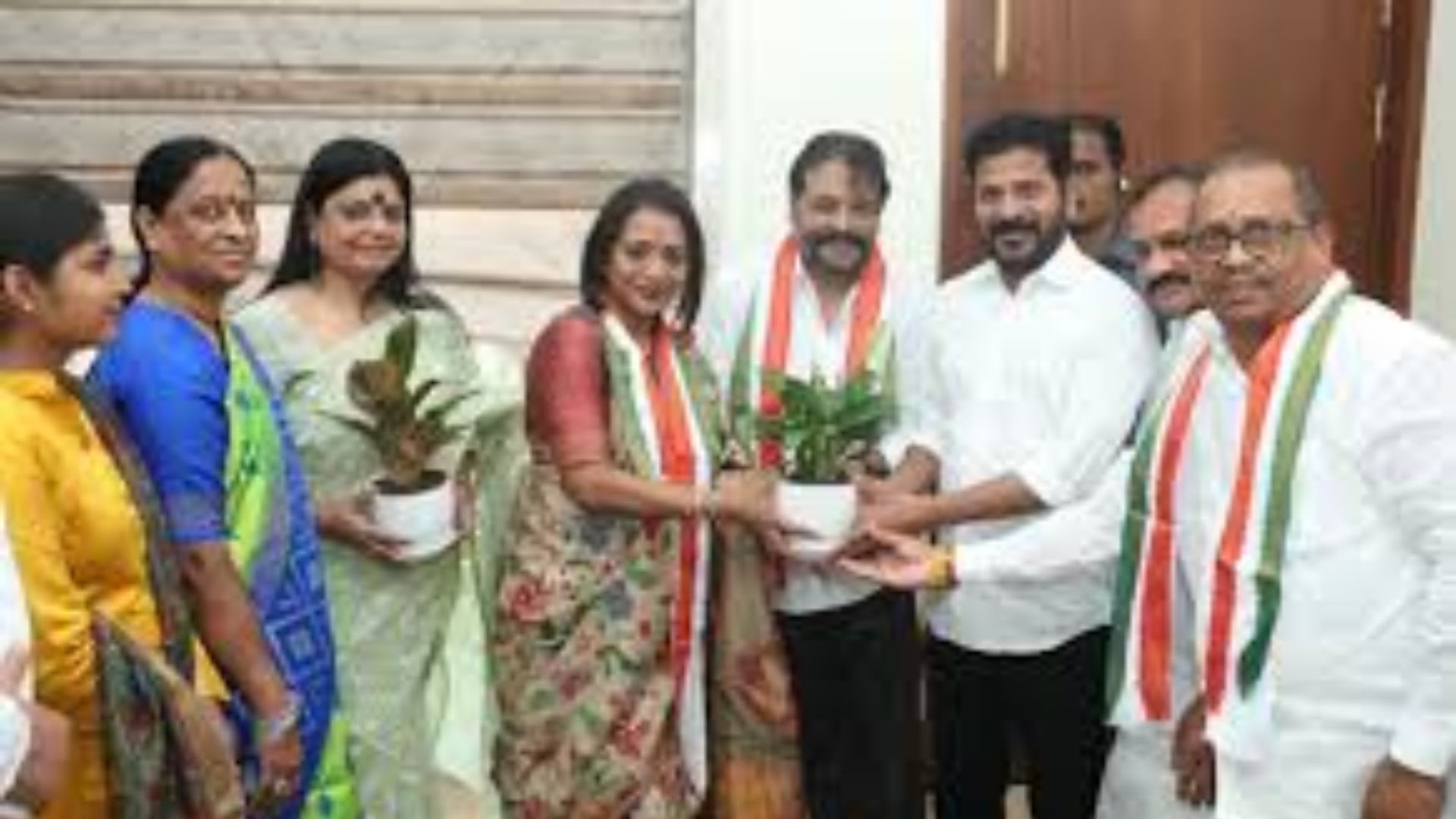 Hyderabad: Mayor Gadwal Vijayalakshmi joins Congress in presence of CM Revanth Reddy