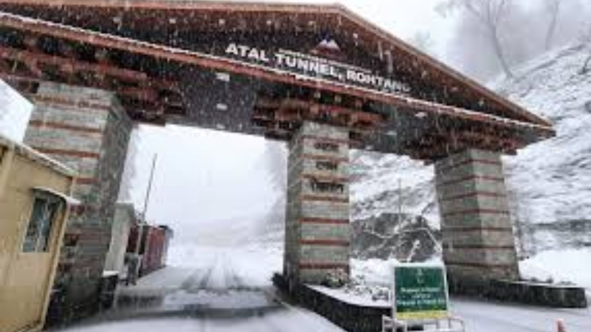 Atal Tunnel in Rohtang Pass receives fresh snowfall
