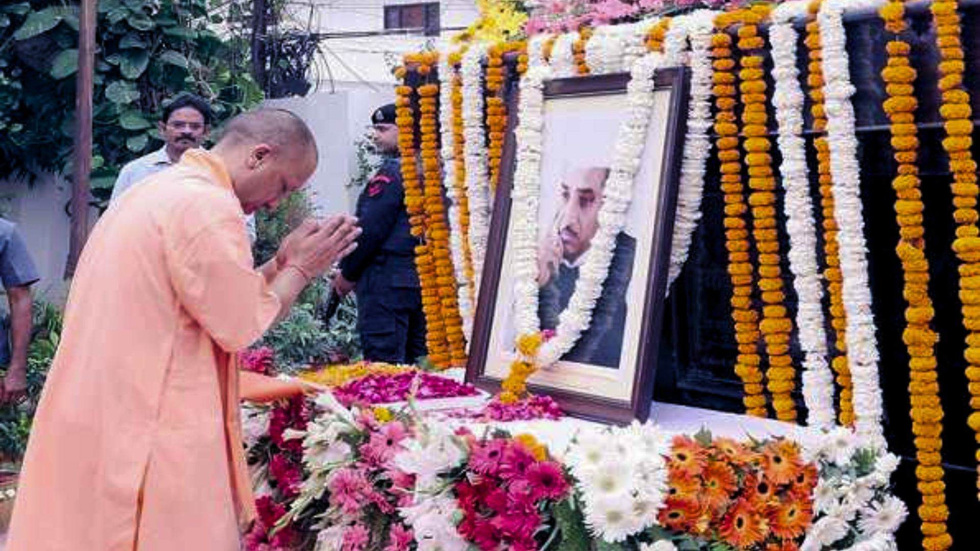 Uttar Pradesh Chief Minister Yogi Adityanath Pays Tribute to Former CM Hemwati Nandan Bahuguna
