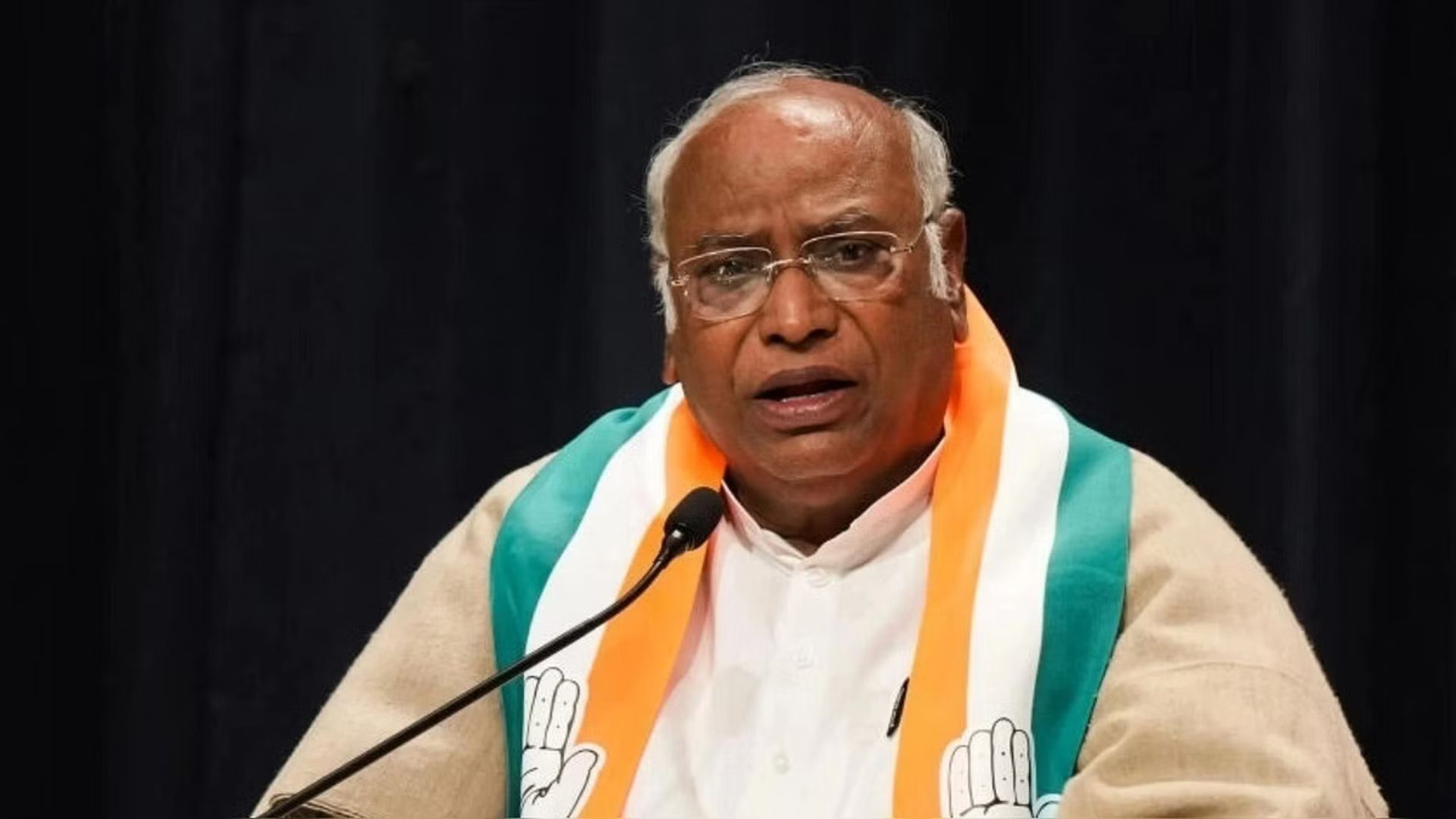 Kharge Attacks PM Modi: “Didn’t Even Fulfil the Promises He Made in 2014”