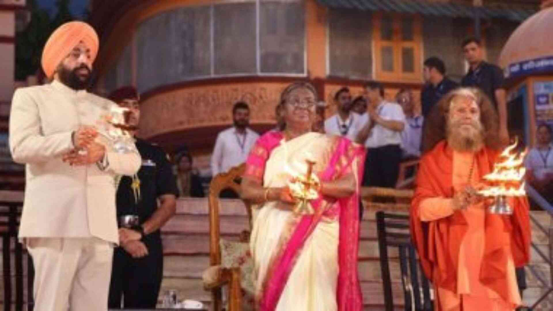 President Murmu offering prayers to Lord Hanuman in Parmarth Niketan