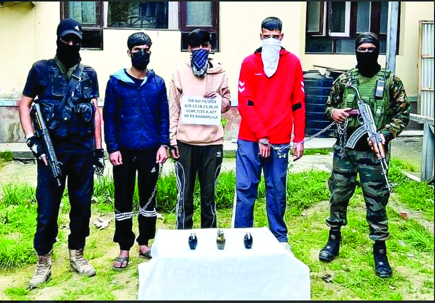 Police arrests 3 LeT terrorist associates in Baramulla