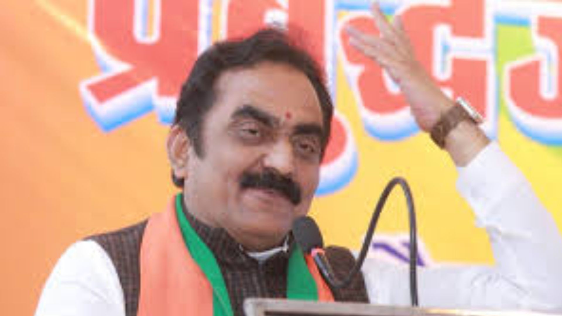 State Minister Rakesh Singh visits people who hurt during PM Modi’s rally