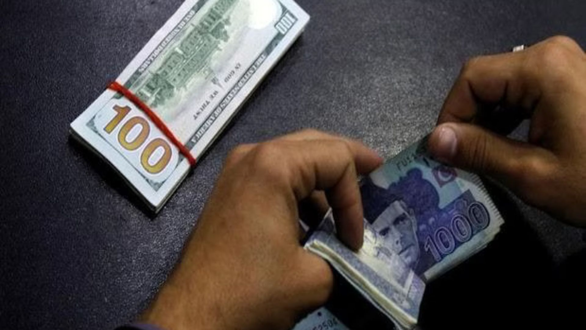 Pakistani Rupee Devalues Against US Dollar, Closes at 278.40 PKR