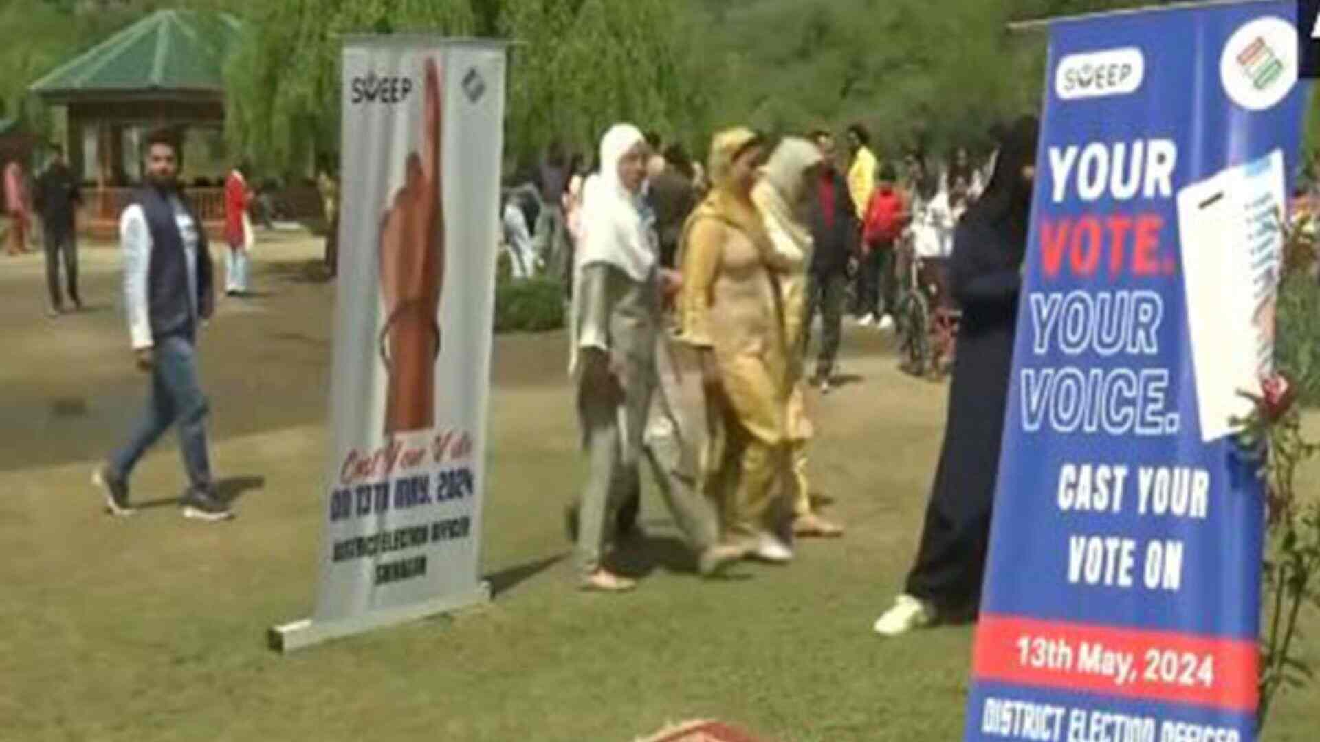 ECI organizes mega voter awareness program in Srinagar under SVEEP