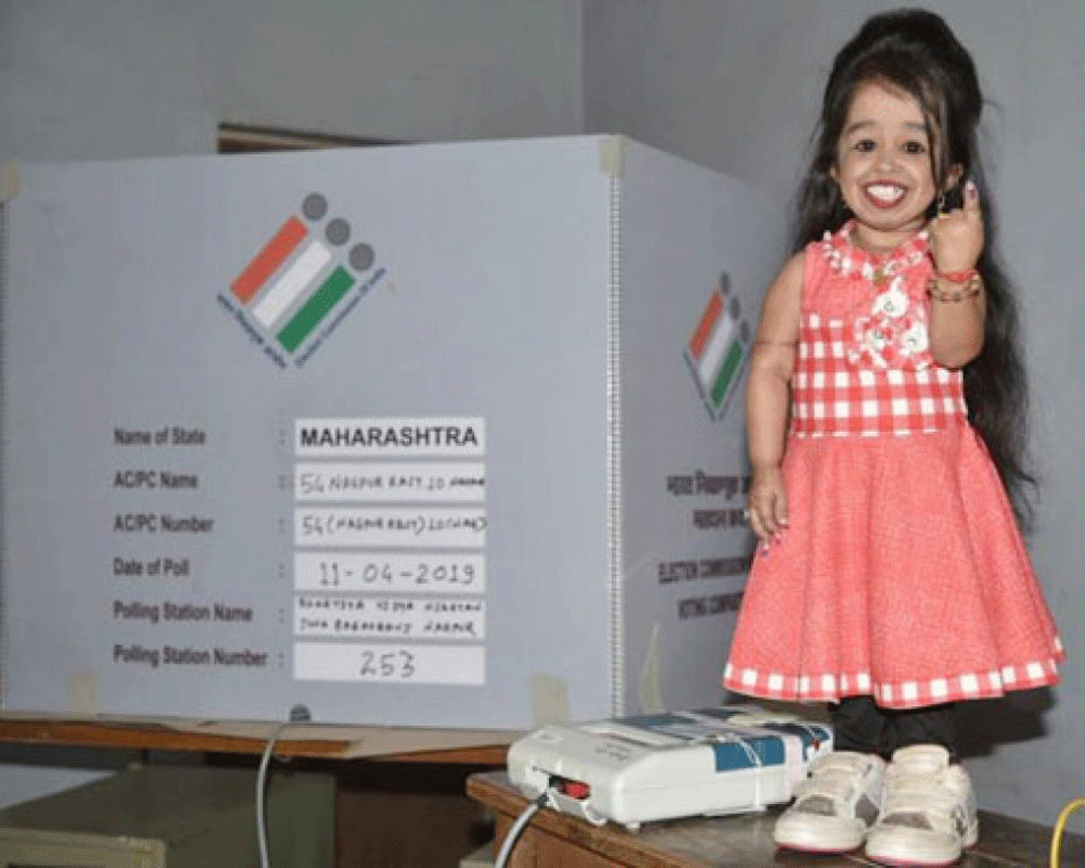 World’s shortest woman, Jyoti Amge casts her vote in Nagpur