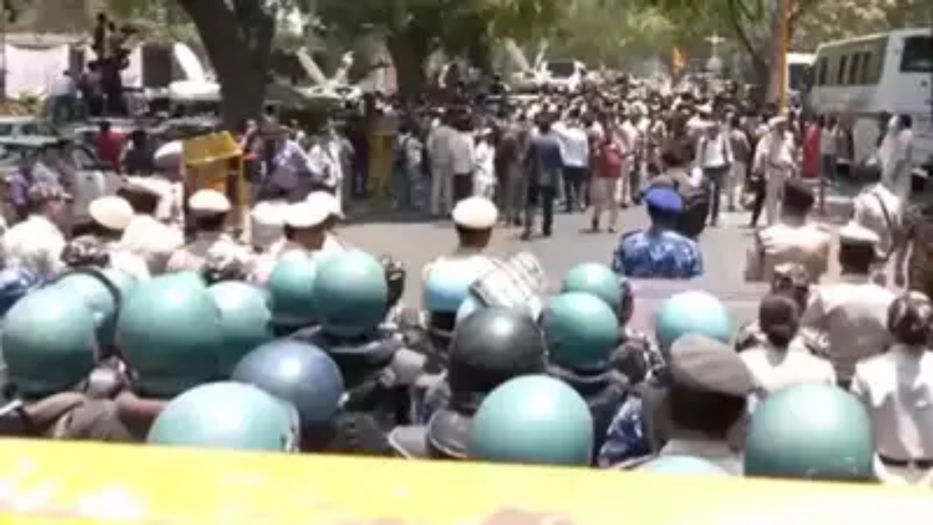 AAP Protest in Delhi: Police Detain Workers Marching to BJP HQ, Section 144 Enforced on DDU Marg