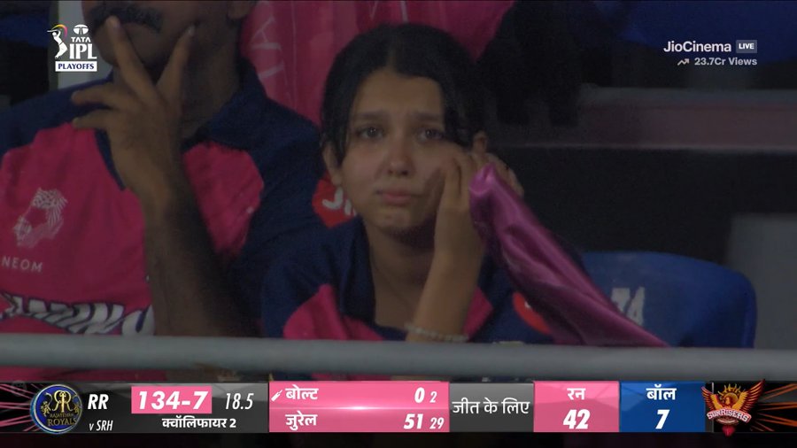 IPL 2024: Young Fan Spotted in Tears Following Rajasthan Royals’ Loss to Sunrisers Hyderabad in Qualifier