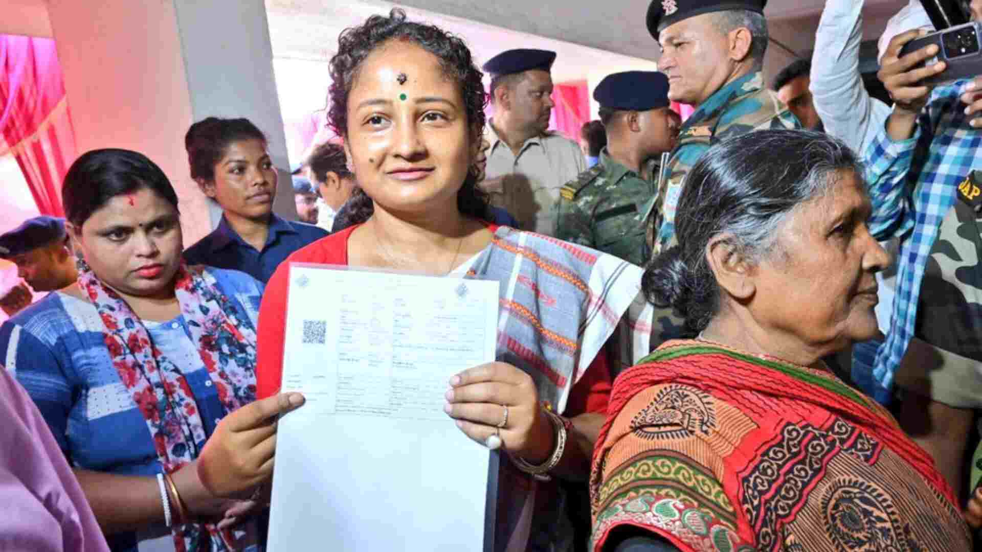 Kalpana Soren casts her vote in LS Polls 2024 (Image/@HemantSorenJMM