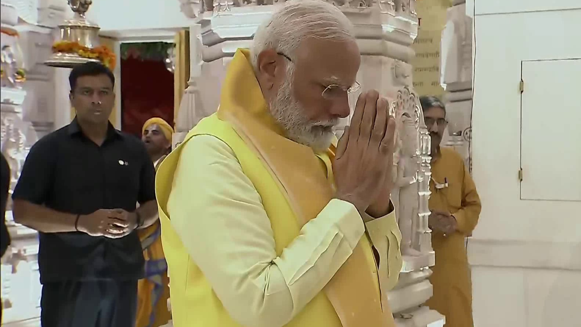 PM Modi offers prayers at Ram Mandir in Ayodhya ahead of roadshow