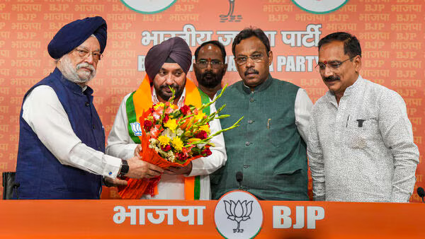 Lovely rejoins BJP, stabs Congress the second time in the back