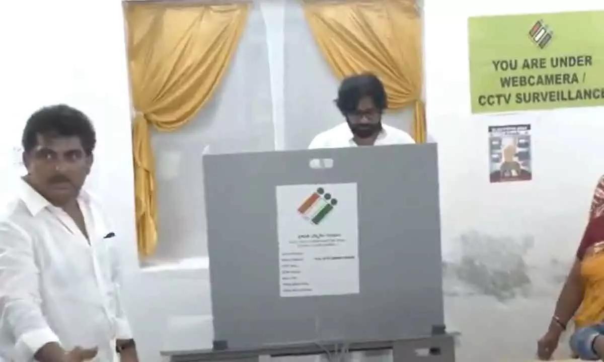 Lok Sabha Elections Phase 4: Pawan Kalyan, Jana Sena Party Chief, Cast Vote in Mangalagiri