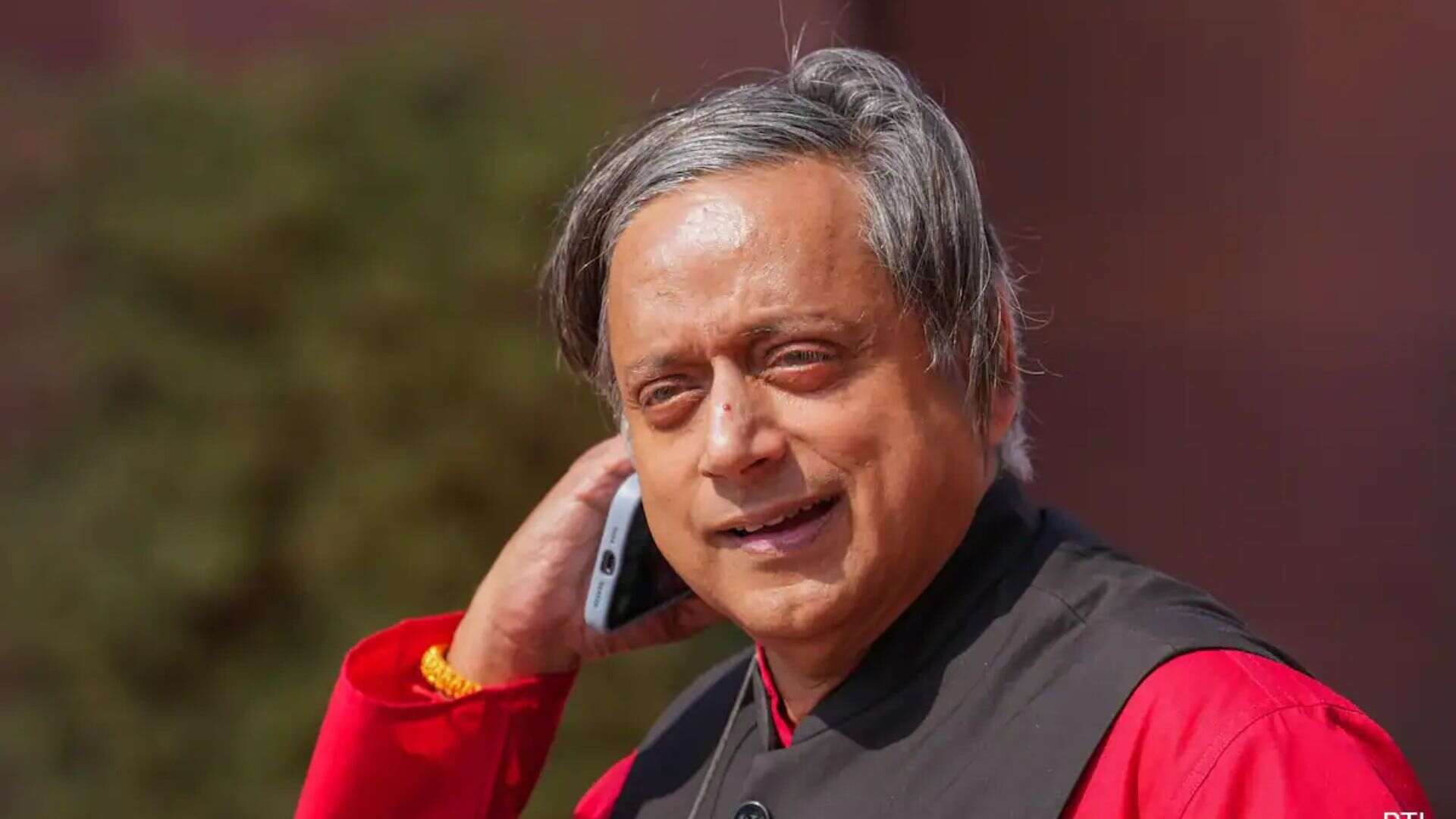 Shashi Tharoor Warns: Democracy at Risk if BJP Returns to Power