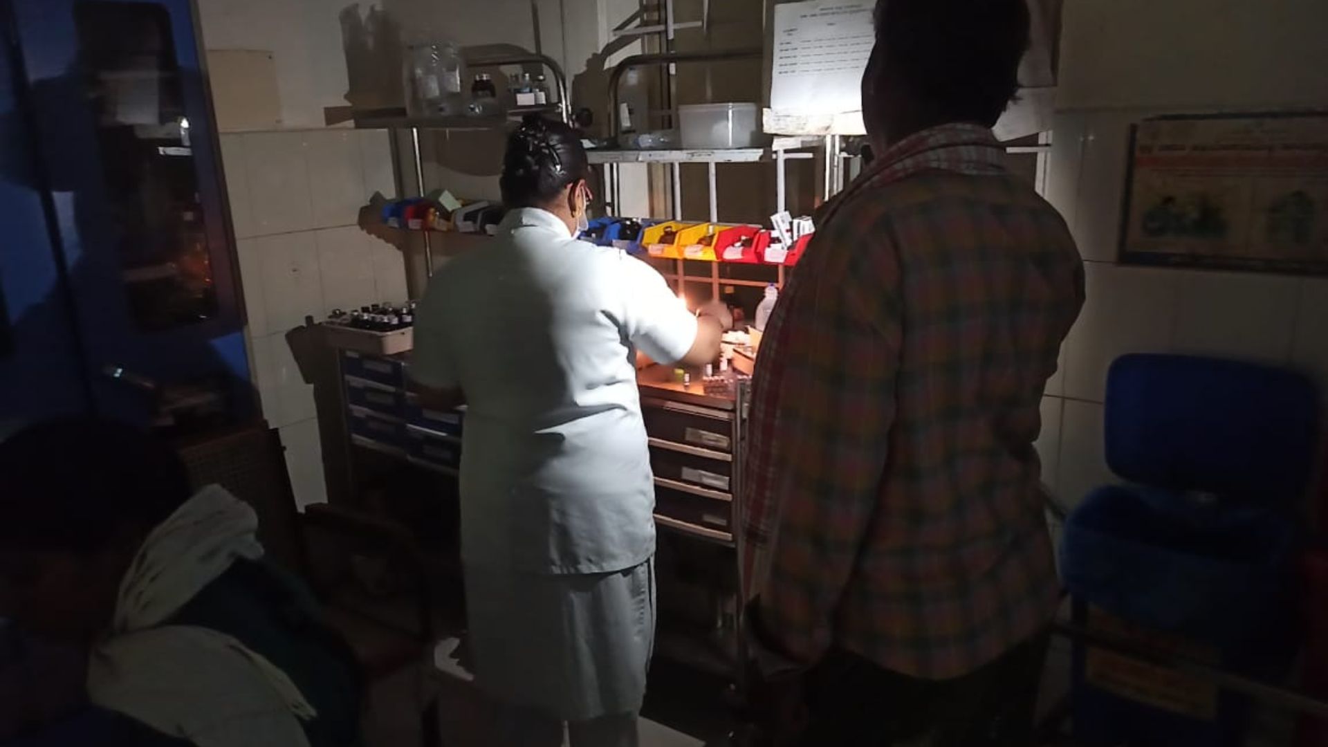 Karnataka Doctor Treats Patients With Mobile Torch During Power Outage, BJP Criticizes Government