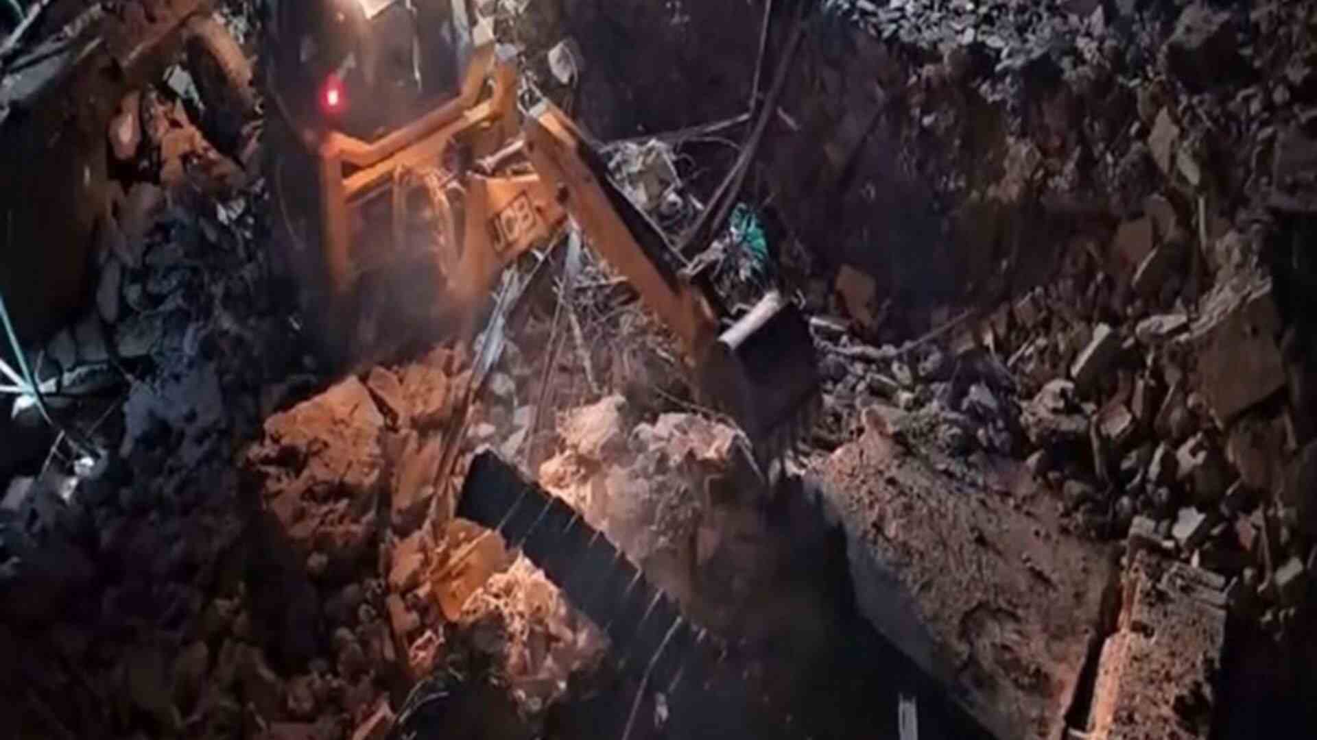 Madhya Pradesh: One Injured As Historic Hakganj Baranda Gate Collapses In Damoh